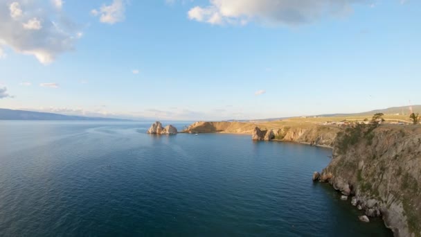 Natursköna Seascape Drone Flyger Över Havet Längs Den Klippiga Stranden — Stockvideo