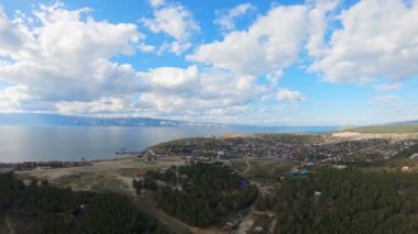 Huzhir köyü Olhun adası Baykal gölü. Havadan ateş. 4k