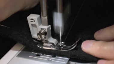Dikiş makinesinde siyah kumaş dikiş işleminin hareket çekim durdurun