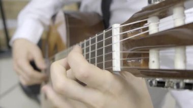 Klasik gitar çalmak