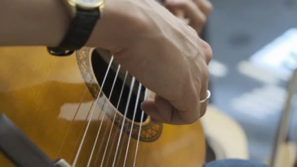 Крупним планом людські руки грають на класичній гітарі — стокове відео