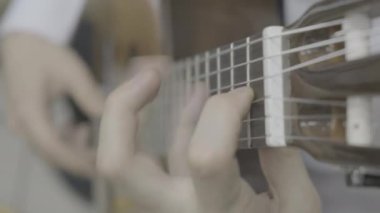 Klasik gitar çalıyor. Yavaş çekim