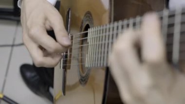 Klasik gitar çalıyor. Hızlı geçiş. Hızlı parmak