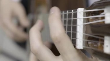 Klasik gitar çalıyor. Hızlı geçiş. Hızlı parmak
