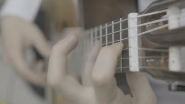 Hraje na klasickou kytaru. Zpomalený pohyb — Stock video