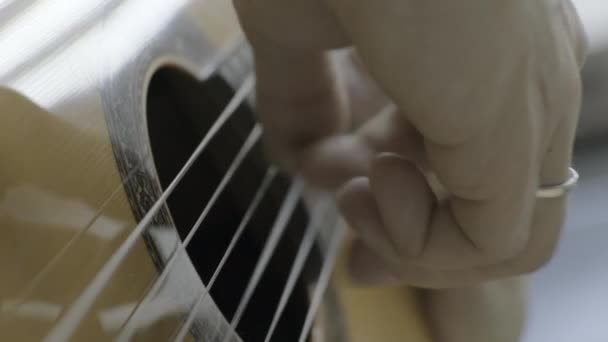 Guitarra rápida jugando con la mano derecha — Vídeo de stock