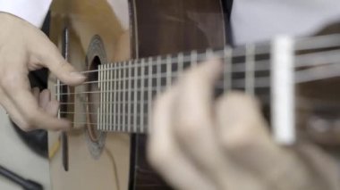 Müzisyen klasik gitar çalar. Yavaş çekim