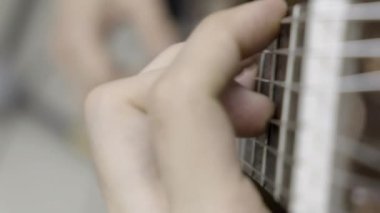 Klasik gitar çalmak