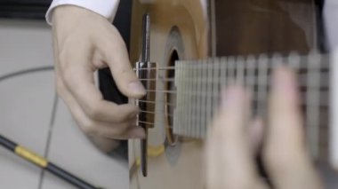 Klasik gitar çalmak