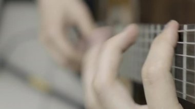 Klasik gitar çalan ellerin yakın çekim