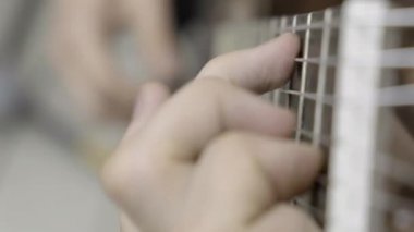 Gitar çalıyorum. Hızlı geçiş. Hızlı parmak