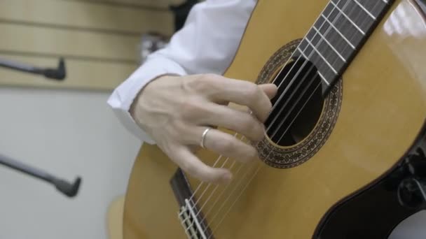 Il musicista suona la chitarra classica. Primo piano della mano destra — Video Stock