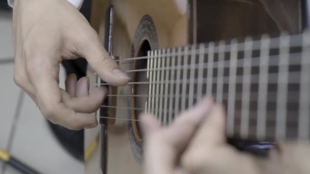 Primer plano de la mano derecha tocando la guitarra — Vídeo de stock