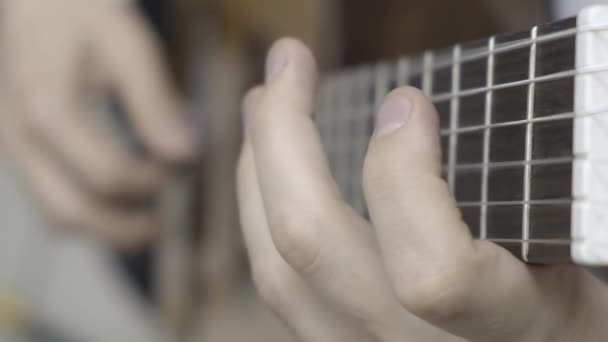 Primer plano de la mano izquierda tocando la guitarra — Vídeo de stock