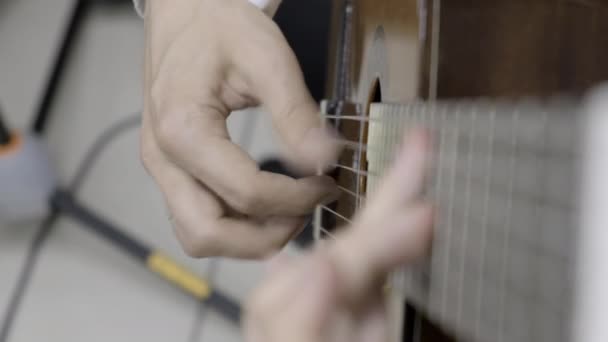 Tocando guitarra. Movimiento lento — Vídeos de Stock