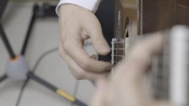 Klasik gitar çalıyor. Hızlı geçiş. Hızlı parmak