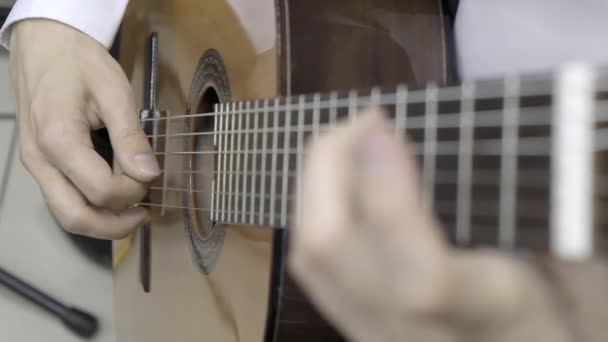 A tocar guitarra clássica. Movimento lento — Vídeo de Stock