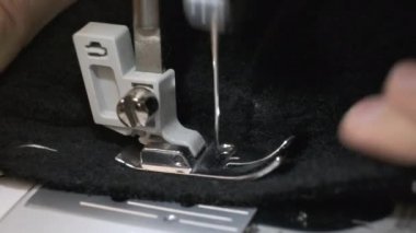 Dikiş makinesi ile siyah kumaş dikiş