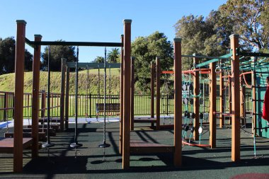 Parkın bahçesinde oyun parkı