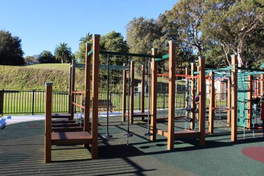 Parkın bahçesinde oyun parkı