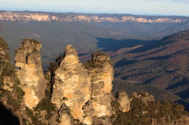 Mavi Dağlar, NSW, Avustralya, 2018 'de çekilen üç kız kardeşin ve mavi dağ kanyonunun manzarası.