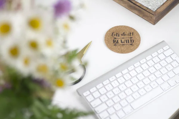 Papatya ve beyaz bir masaya diğer çiçek.