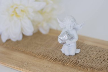 Güzel kompozisyon, bir heykelcik ahşap adam üzerinde bir melektir