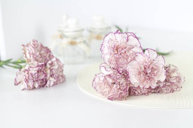 Beyaz melek üstünde okul sırası. Beyaz masa üzerinde güzel pembe çiçekler.