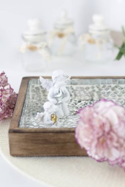 Beyaz melek üstünde okul sırası. Beyaz masa üzerinde güzel pembe çiçekler.