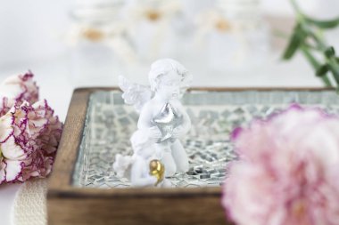 Beyaz melek üstünde okul sırası. Beyaz masa üzerinde güzel pembe çiçekler.