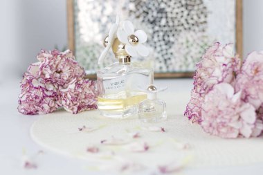 Beyaz melek üstünde okul sırası. Beyaz masa üzerinde güzel pembe çiçekler.