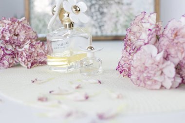 Beyaz melek üstünde okul sırası. Beyaz masa üzerinde güzel pembe çiçekler.