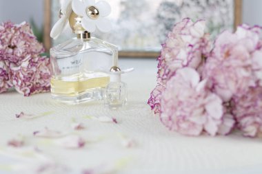 Beyaz melek üstünde okul sırası. Beyaz masa üzerinde güzel pembe çiçekler.