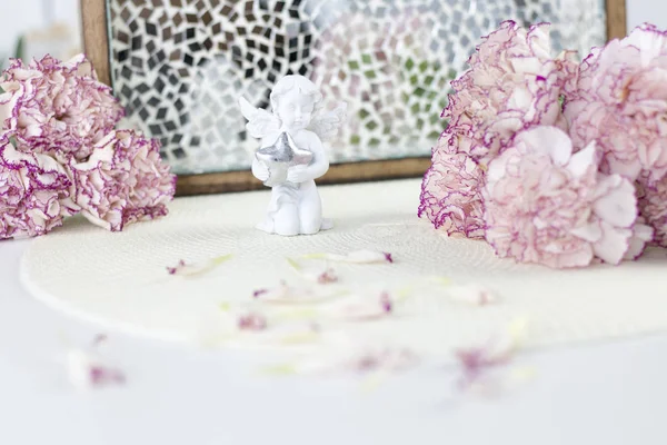 Beyaz melek üstünde okul sırası. Beyaz masa üzerinde güzel pembe çiçekler.