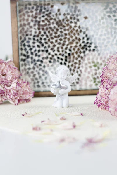 Witte Engel Bureau Prachtige Roze Bloemen Witte Bureau — Stockfoto