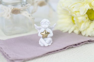 Beyaz arkaplanda pembe güller