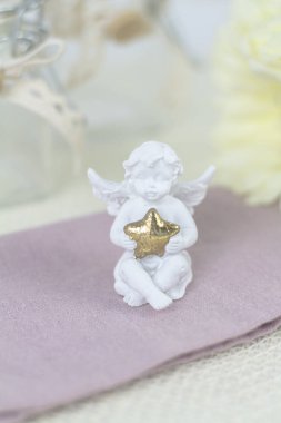 Beyaz arkaplanda pembe güller