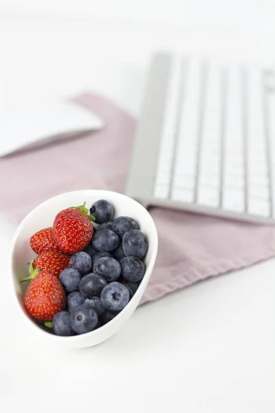 Blaubeere Und Erdbeere Auf Dem Desktop — Stockfoto