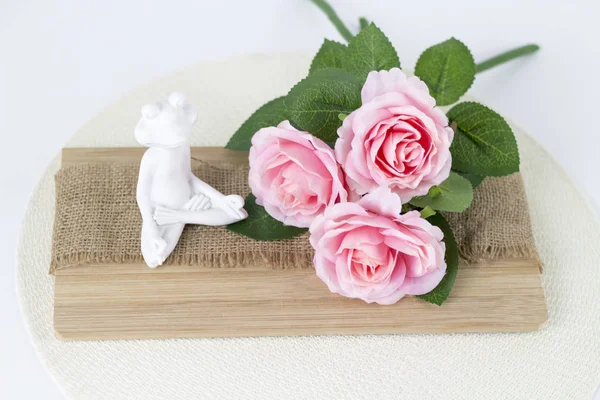 Beyaz arkaplanda pembe güller