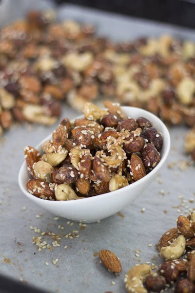 Fındık ürün yelpazesine. Kaju fıstığı, fındık, ceviz, tohumlar. Gıda mix arka plan.