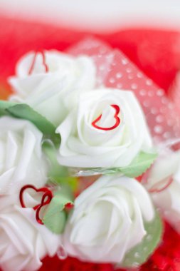 Güller ve beyaz arka plan, Sevgililer günü arka plan, düğün günü kalpleri