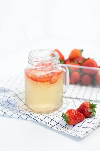 Köstliche Frische Erdbeeren Auf Weißem Hintergrund — Stockfoto