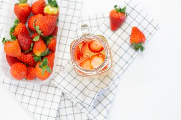 Köstliche Frische Erdbeeren Auf Weißem Hintergrund — Stockfoto