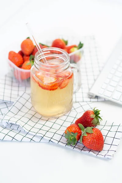 Köstliche Frische Erdbeeren Auf Weißem Hintergrund — Stockfoto