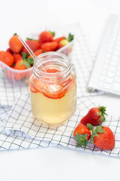 Beyaz zemin üzerine lezzetli taze çilek