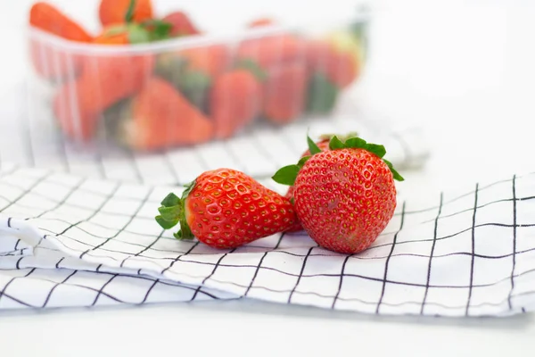 Beyaz zemin üzerine lezzetli taze çilek