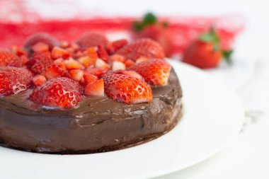 Çilekli çikolatalı kek