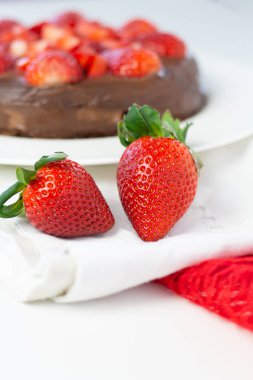 Çilekli çikolatalı kek