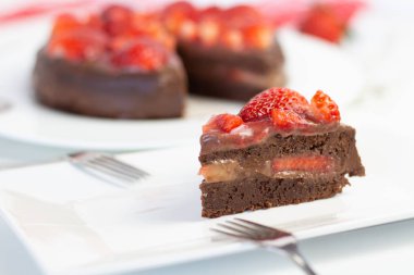 Çilekli çikolatalı kek