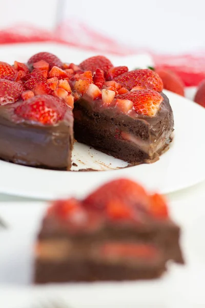 Çilekli çikolatalı kek